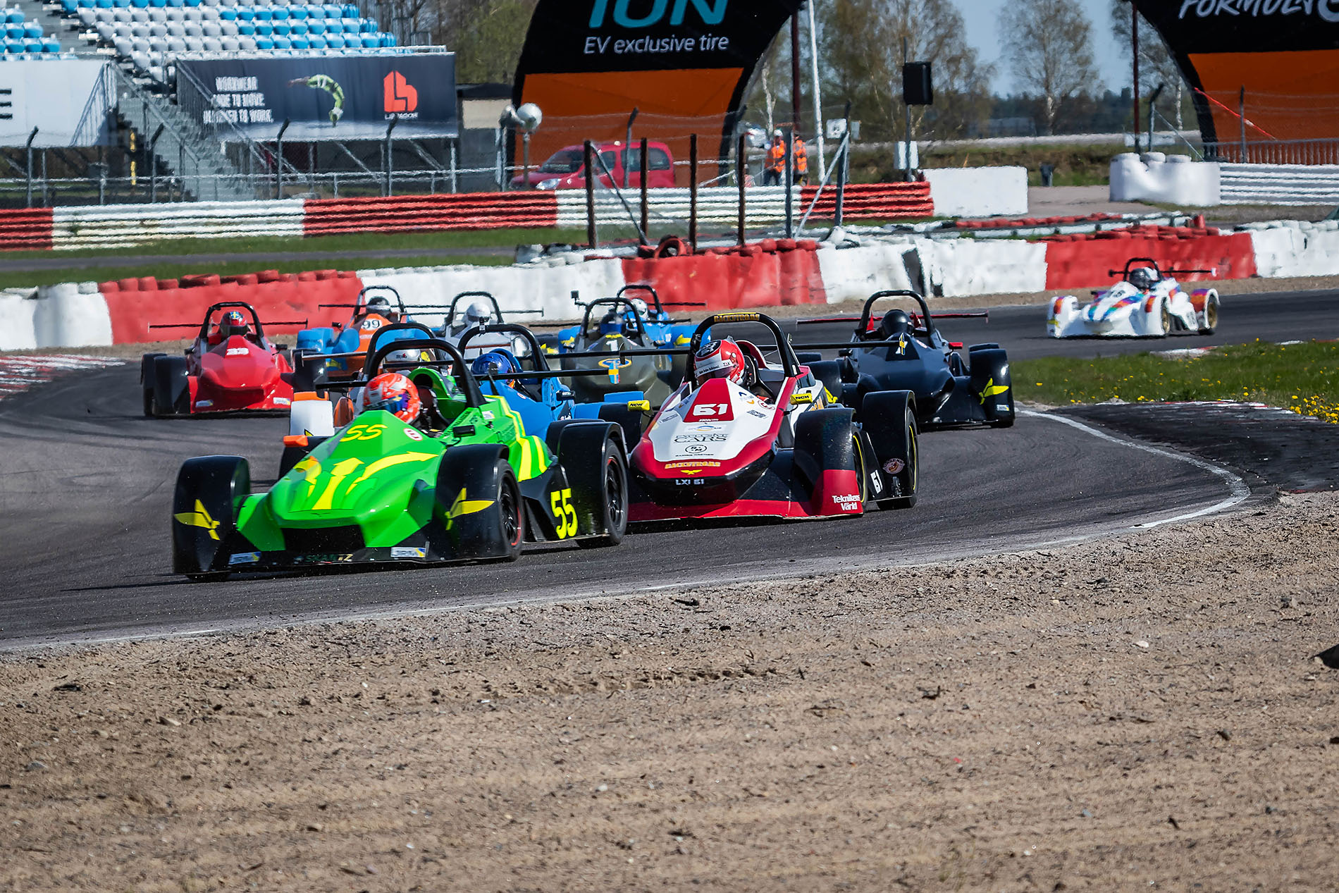 Närmare 20 bilar på startlinjen när Aquila Formula 1000 kör Gelleråsloppet